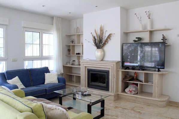 Spacious living room and ent. centre