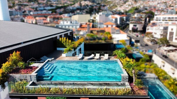 Daysy Loft: Luxurious T1 apartment in Savoy Insular Residence, Funchal. Features AC, balconies, and access to a shared terrace with an infinity pool offering stunning ocean views. #pool #citycenter