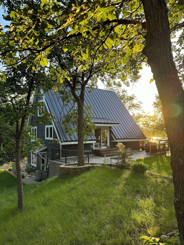 What Hygge dreams are made of! Enjoy the lake and the trees! 
