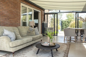 Conservatory with sunscreen