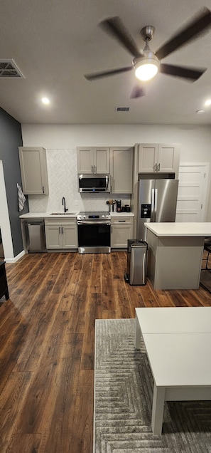 Full kitchen and dinning bar for 4