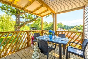 Prenez vos repas sur la terrasse semi-couverte de votre mobil-home. Parfait pour se détendre dans un quartier paisible et réservé aux piétons.