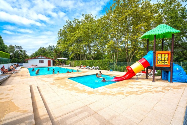 Du plaisir en famille vous attend dans notre piscine extérieure avec une zone de jeux pour enfants et un toboggan.