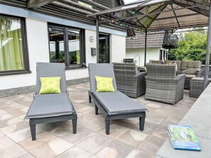 Gebäude, Fenster, Couch, Holz, Pflanze, Schatten, Gartenmöbel, Wohnzimmer, Interior Design, Haus