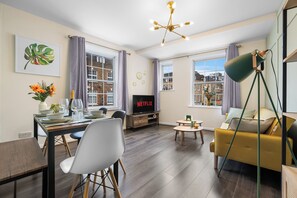 Living & dining room with smart TV and sofa bed (1)