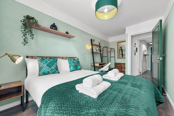 Double bedroom with office space (1)