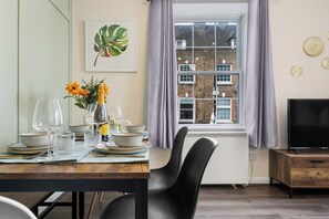 Living & dining room with smart TV and sofa bed (2)