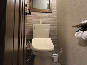 ・Full toilet with washing machine