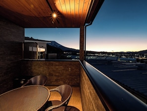 ・[Terrace] At dusk, enjoy the night view of Mt. Fuji and Fujiyoshida all to yourself and forget about everyday life.