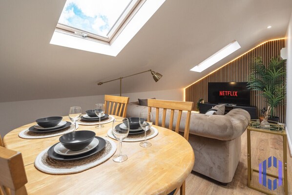 Dining area. Fully equipped with cutlery, crockery and glassware.