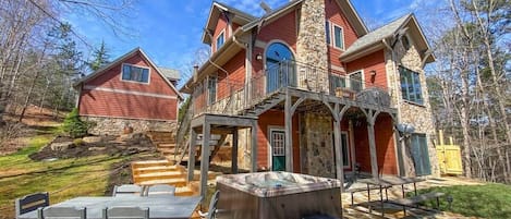 Hot tub, Outdoor dining, and outdoor shower!