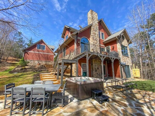 Hot tub, Outdoor dining, and outdoor shower!