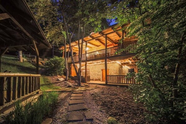 The cabin has two MASSIVE wraparound decks perfect for large families or groups to enjoy time together outdoors