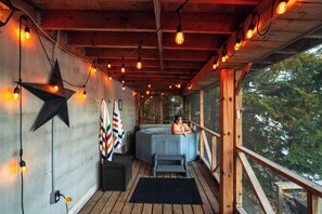 Hot tub for 4 people overlooking the lake. Located on the lower deck. 