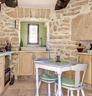 les curies - le moulin de brunard - La cuisine du moulin avec table