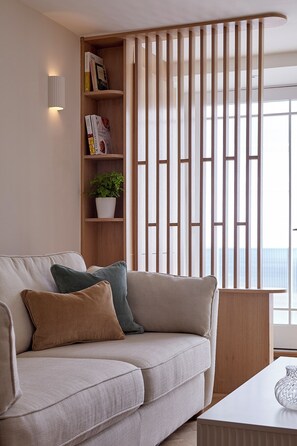 Relax in comfort - a stones throw from the central High Street.