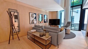 Step into the welcoming hall entrance, your gateway to the Urban Retreat by LovelyStay, promising a luxurious and inviting stay. #t1bedroom #apartment #citycenter #freeparking