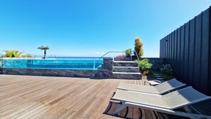 Nestled in the luxurious Savoy Insular building, this exquisite T1 bedroom apartment blends elegance and comfort in Funchal city center. Enjoy private parking and stunning views from the infinity pool. #oceanview #pool #luxurious