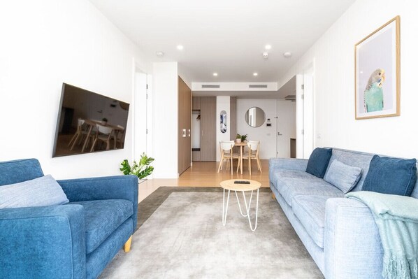 Unwind in our comfortable lounge room, featuring cosy seating and stunning views. Perfect for relaxing and taking in the scenery, this space is ideal for both leisure and entertainment.