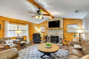 Living Room | Single-Story Home | Free WiFi | Central A/C & Heating