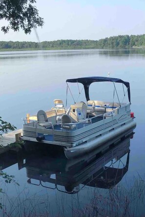 Enjoy the lake with the pontoon