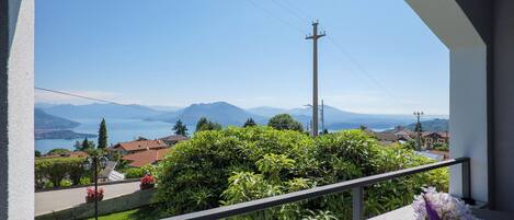 Überdachter Balkon mit schöner Sicht auf die Borromäischen Inseln, den See und die Berge