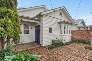 Discover a single-story haven just 750m from Lake Wendouree.