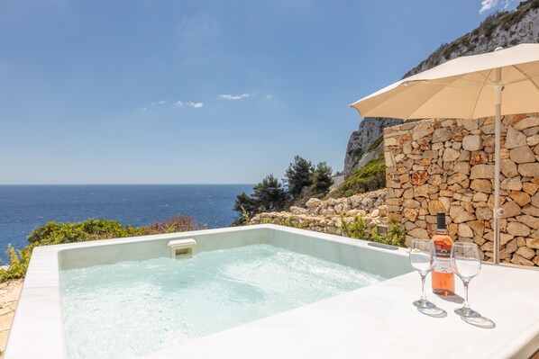 Outdoor spa tub