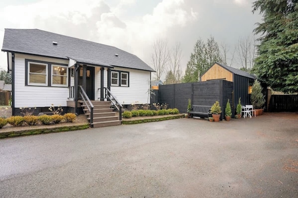 Welcome to our Lakeside property in Camas, Washington, offering two distinct retreats for your perfect getaway – a cozy Lake House and a charming Scandinavian Tiny Home. 