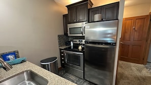 "Indoors","Sink","Kitchen","Microwave","Oven"