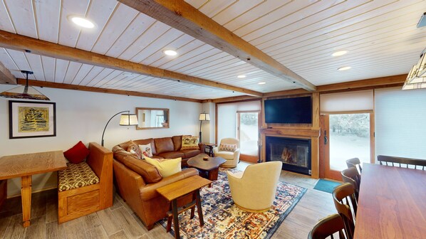 Indoors, Furniture, Living Room, Home Decor, Table