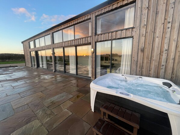 Hot tub available to hire- subject to availability