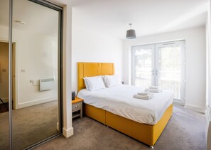 Kingsize bed with shower ensuite