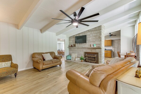 Florence Vacation Rental | 3BR | 3BA | 2,325 Sq Ft | 2 Steps Required