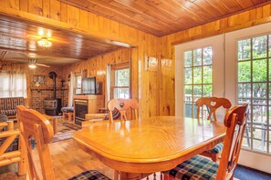 Dining Area | Dishware/Flatware Provided