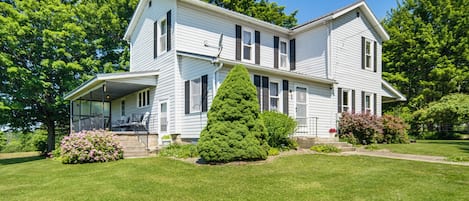 Union City Vacation Rental | 4BR | 1.5BA | 1,885 Sq Ft | Stairs Required
