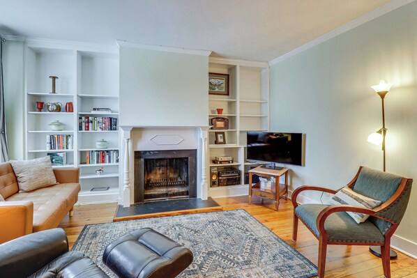 Alexandria Vacation Rental | 3BR | 2.5BA | Steps Required | 1,384 Sq Ft