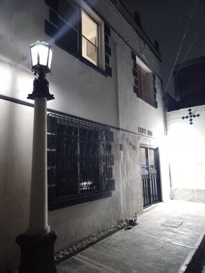 Vista frontal de la propiedad