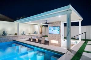 Beautifully Lit Up Underground Patio, Bar, Drinks, Fireplace & 80" TV 