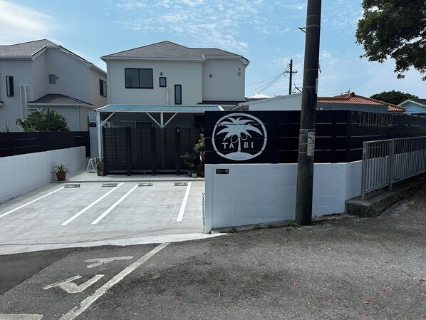 ・[Exterior] Easy access to Kouri Island and Churaumi Aquarium, making it a convenient base for exploring northern Okinawa.