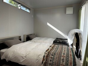・[Guest Rooms] Relax on a soft and fluffy bed. Relieve the fatigue of your journey.