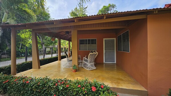 Villa entrance & galería 