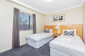 Secondary bedroom.