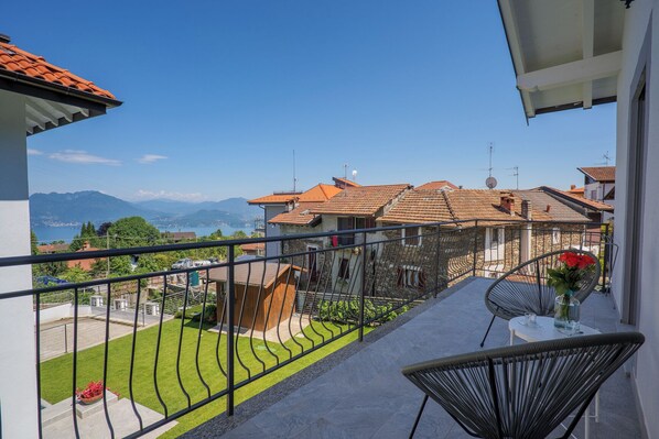 Ca. 25 m² großer Eckbalkon mit fantastischer Sicht auf die Borromäischen Inseln, den See und die Berge