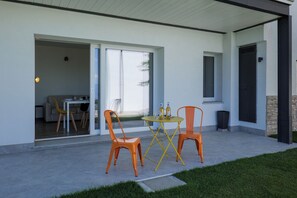Ca. 15 m² große überdachte Terrasse mit schöner Sicht auf die Borromäischen Inseln, den See und die Berge