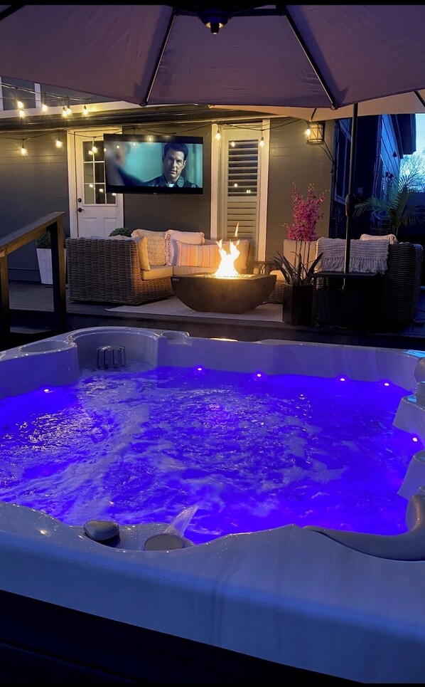 Outdoor spa tub