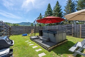 Outdoor Oasis: Relax in the hot tub with mountain views and enjoy your own private retreat!