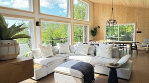 Installez-vous confortablement  sur notre divan garni de multiples coussins mouelleux