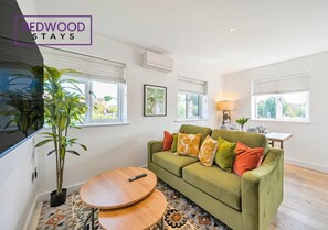 COZY LIVING AREA WITH CENTERTABLE