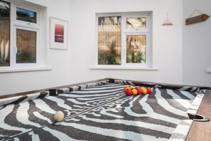Sea glimpses, hot tub, pool table, parking